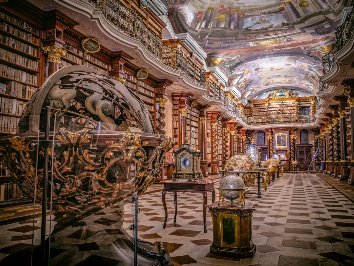精緻裝飾的歷史圖書館，內有天體球與複雜的天花板藝術。